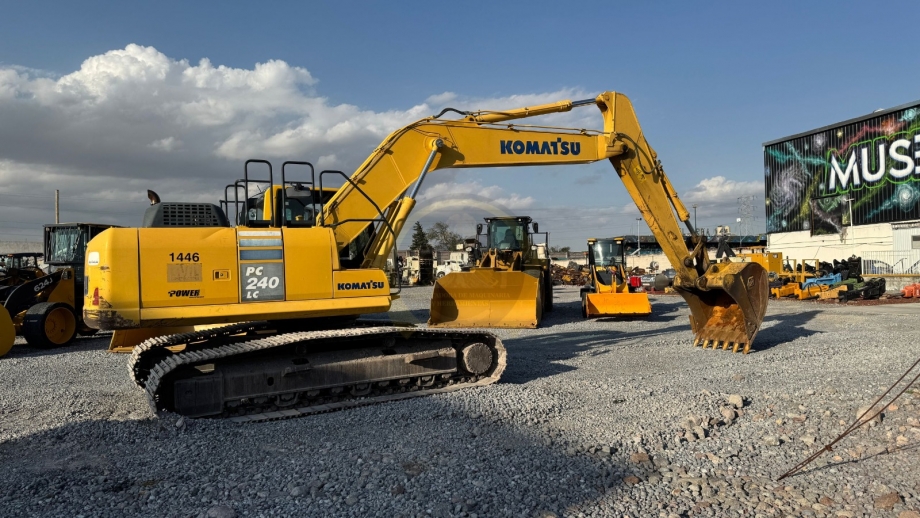 KOMATSU PC240LC-10